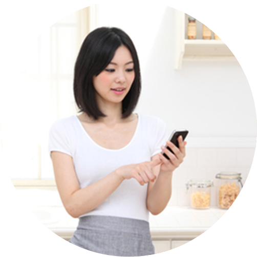 スマホを使って問い合わせをする女性の画像